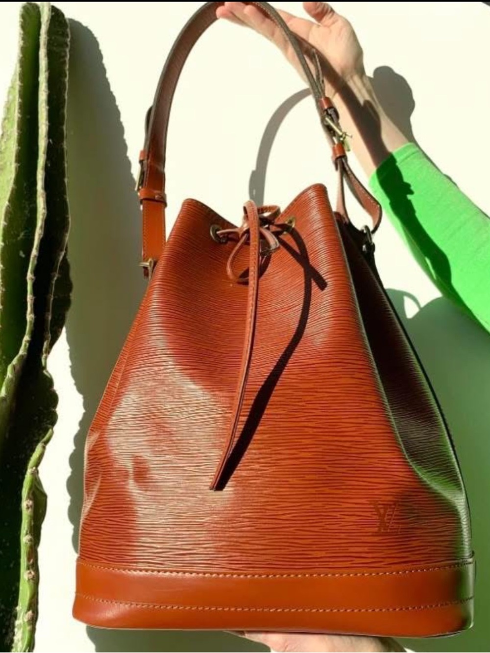 Authentic Louis Vuitton Epi Leather NOE GM bucket bag vintage dark cognac